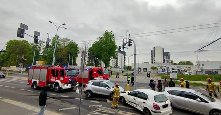 Zderzenie czterech aut na skrzyżowaniu ul. Męczenników Majdanka i Startowej. Duże utrudnienia, policja kieruje ruchem
