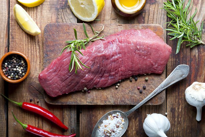 Czerwone mięso przyczynia się do rozwoju chorób sercowo-naczyniowych.