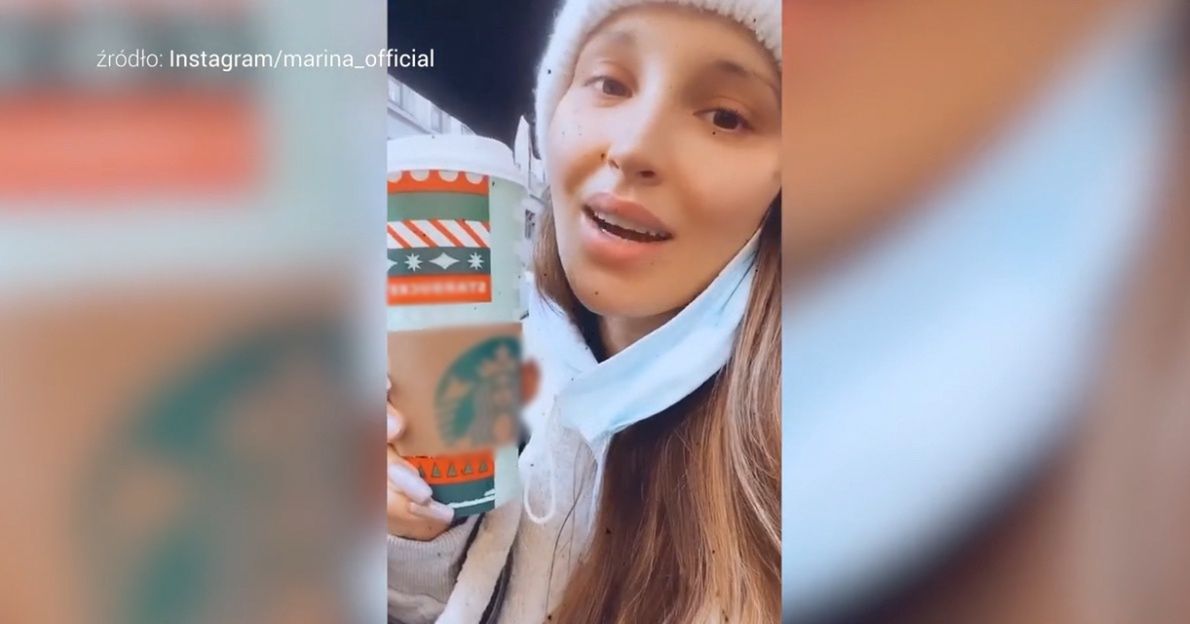 Marina popija kawę z sieciówki