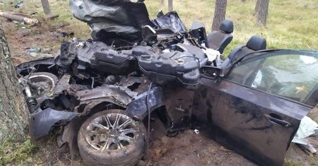 Tyle zostało z BMW. Nieprzytomny kierowca w ciężkim stanie trafił do szpitala