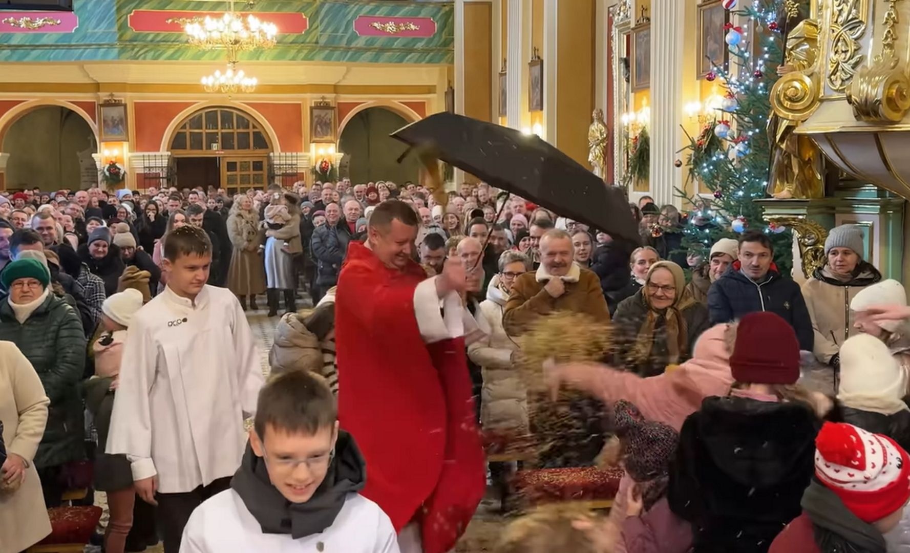 Ksiądz na mszy z parasolem. Zaskakujące sceny w kościele w Goraju