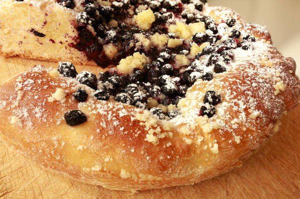 Pyszne drożdżówki z serkiem, cytrynową nutą i borówkami. Idealne do popołudniowej kawy