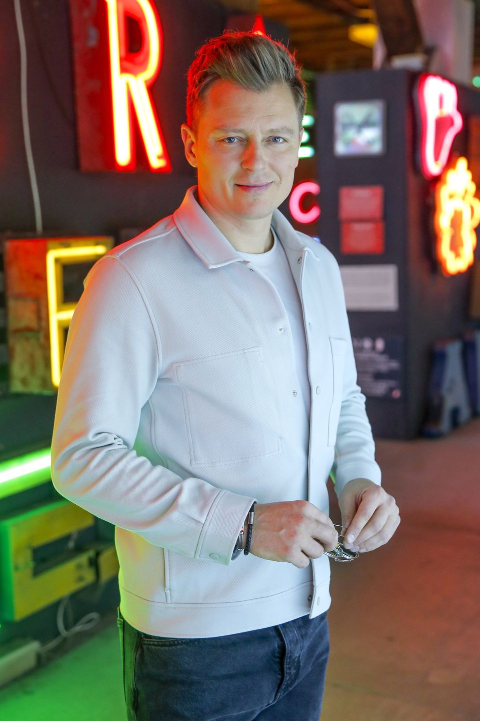Rafał Brzozowski trzaska sobie sesję w Muzeum Neonów