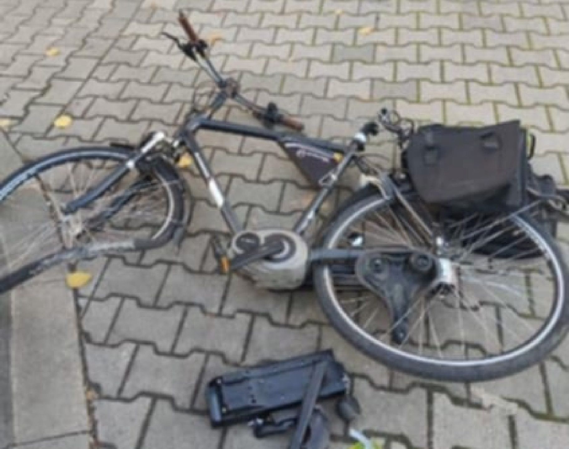 Rowerzysta cudem uszedł z życiem. Jednoślad znalazł się pod kołami ciężarówki (zdjęcia)