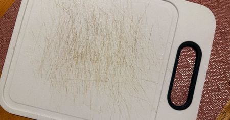 Wielu z nas używa plastikowych desek do krojenia. Nie mamy świadomości, jak naprawdę na nas wpływają