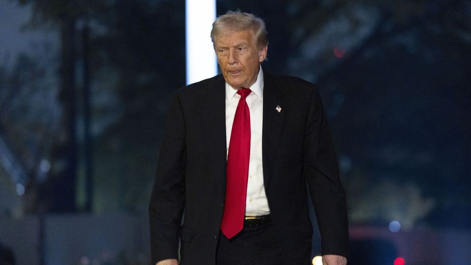 US President Donald Trump walks toward the residence after stepping off Marine One on the South Lawn of the White House in Washington, DC, USA, 09 November 2025. President Trump is returning from the weekend in Florida with a stop at the Commanders NFL game on the way home. EPA/SHAWN THEW / POOL Dostawca: PAP/EPA.