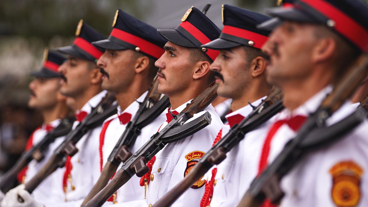 Oficerowie kurdyjskich sił zbrojnych w Iraku podczas parady, 2024 rok - zdjęcie ilustracyjne