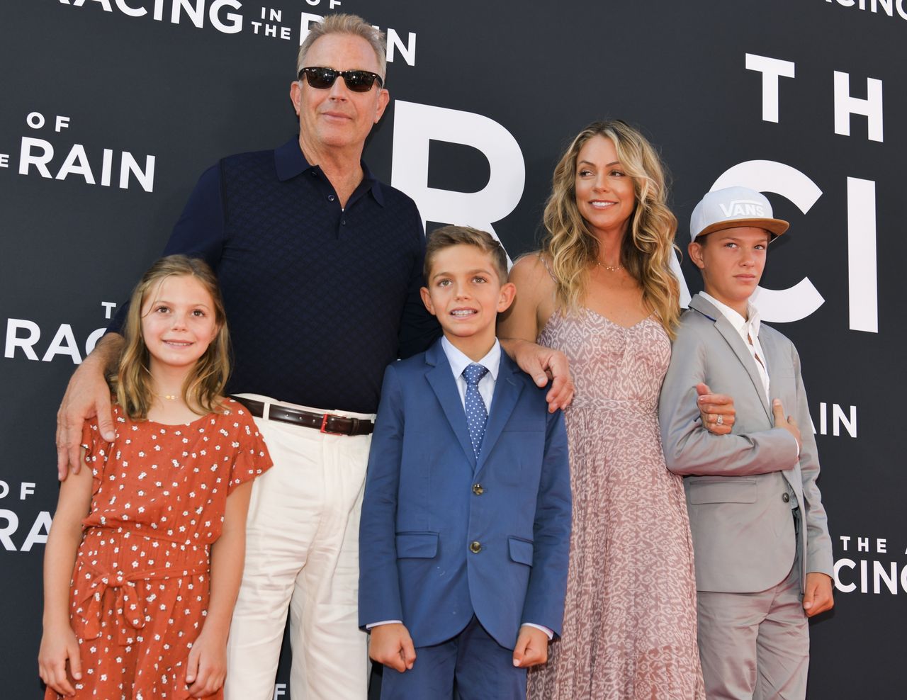 Kevin Costner i Christine Baumgartner z dziećmi w 2019 roku