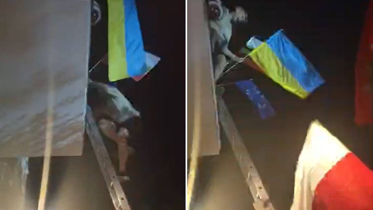 Mężczyzna na wiecu wyborczym Grzegorza Brauna w Białej Podlaskiej wszedł po drabinie na budynek Urzędu Miasta i ściągnął ukraińską flagę