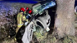 Piła: Śmiertelny wypadek, nie żyje jedna osoba. Volkswagen uderzył w drzewo