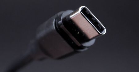 Nie korzystaj z publicznej ładowarki. Może być niebezpieczna