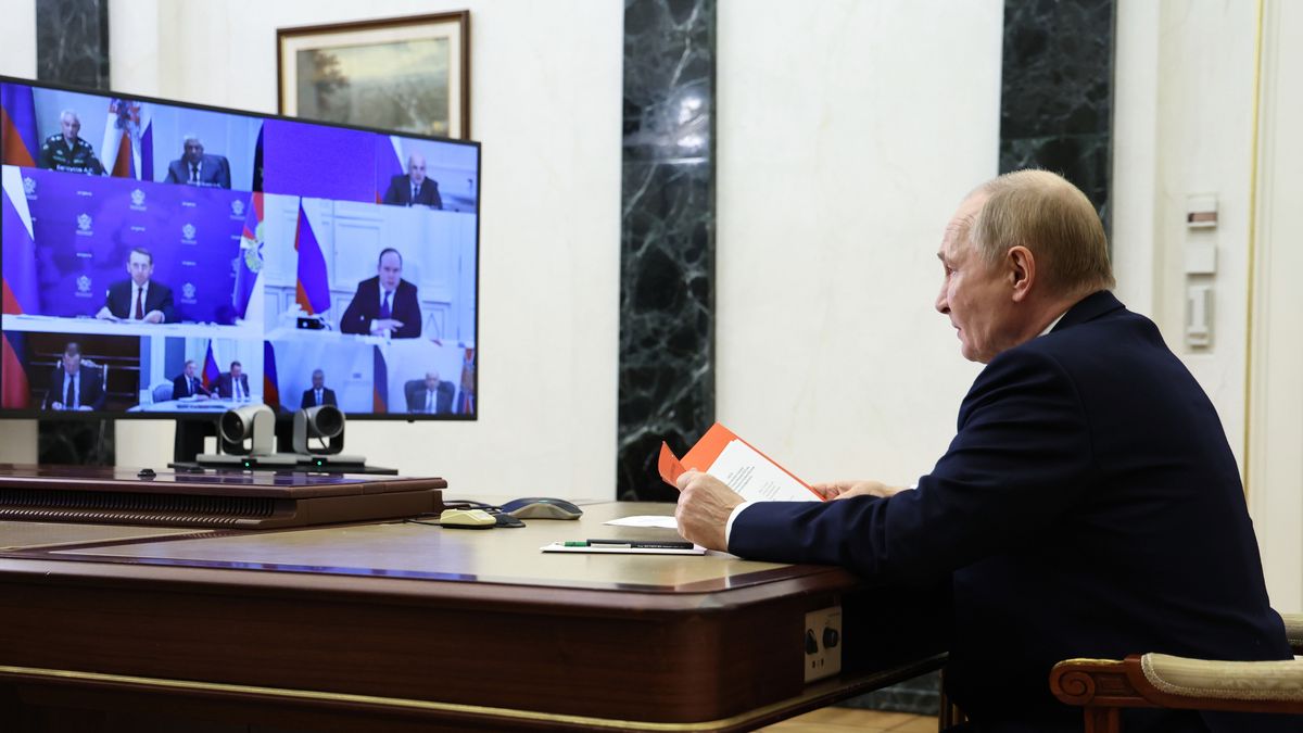 Russian President Vladimir Putin chairs a meeting with members of the Security Council
epa12420434 Russian President Vladimir Putin chairs a meeting with members of the Security Council via videoconference at the Kremlin in Moscow, Russia, 01 October 2025.  EPA/ALEXANDER KAZAKOV / SPUTNIK / KREMLIN POOL MANDATORY CREDIT 
Dostawca: PAP/EPA.
ALEXANDER KAZAKOV / SPUTNIK / KREMLIN POOL
government, politics