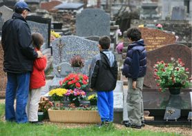 Ksiądz apeluje: 1 Listopada zabierzmy dzieci na cmentarze