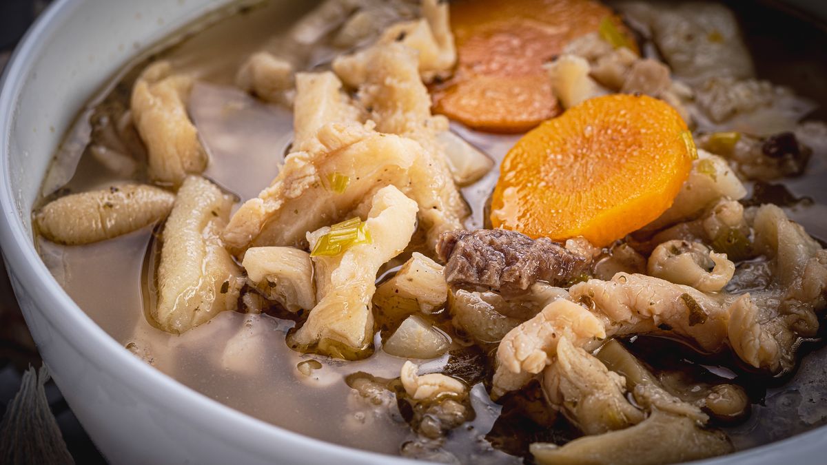 Flaczki po zamojsku charakteryzują się konkretnymi składnikami