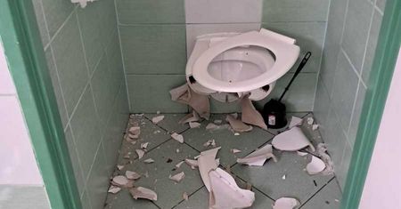 Wybuch w szkolnej toalecie. 14-letni uczeń odpowie przed sądem
