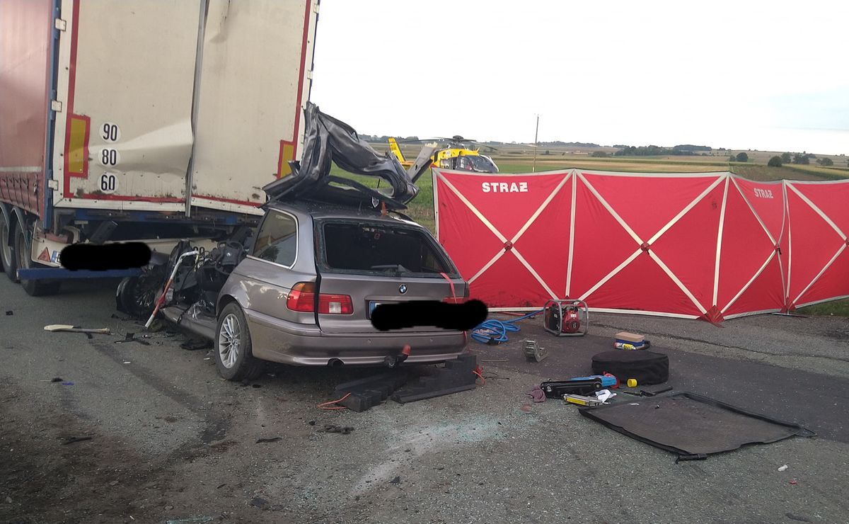 Wrocław. Kolejny śmiertelny wypadek na krajowej ósemce. Samochód wjechał w stojącą ciężarówkę