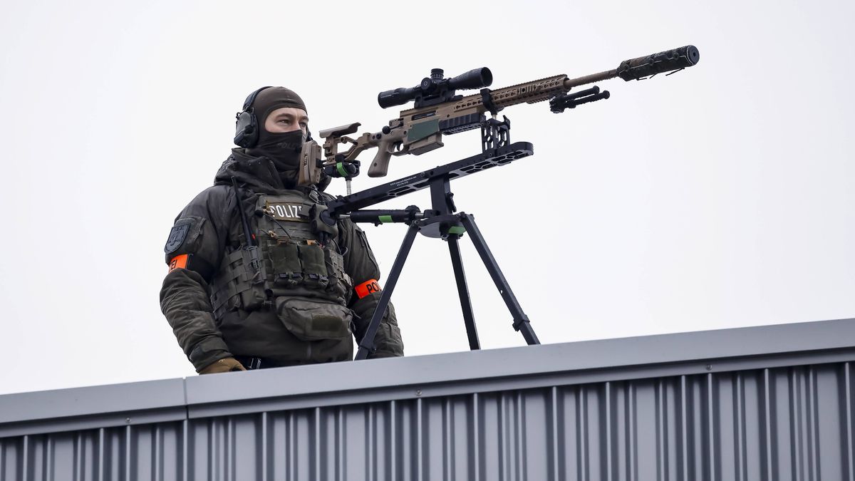 3rd International North Sea Summit
epa12683347 A police sniper guards the Cruise Ship Centre Baakenhoeft during the 2026 North Sea Summit in Hamburg, Germany, 26 January 2026. Leaders and energy ministers from Germany, Belgium, Norway, Denmark, Ireland, the United Kingdom, France, Luxembourg and the Netherlands are meeting over energy production in the North Sea and increased energy independence.  EPA/Morris MacMatzen / POOL 
Dostawca: PAP/EPA.
Morris MacMatzen / POOL
Horizontal, politics, diplomacy, business finance and industry, fuel and power generation, environment, environmental damage, climate change, renewable energy