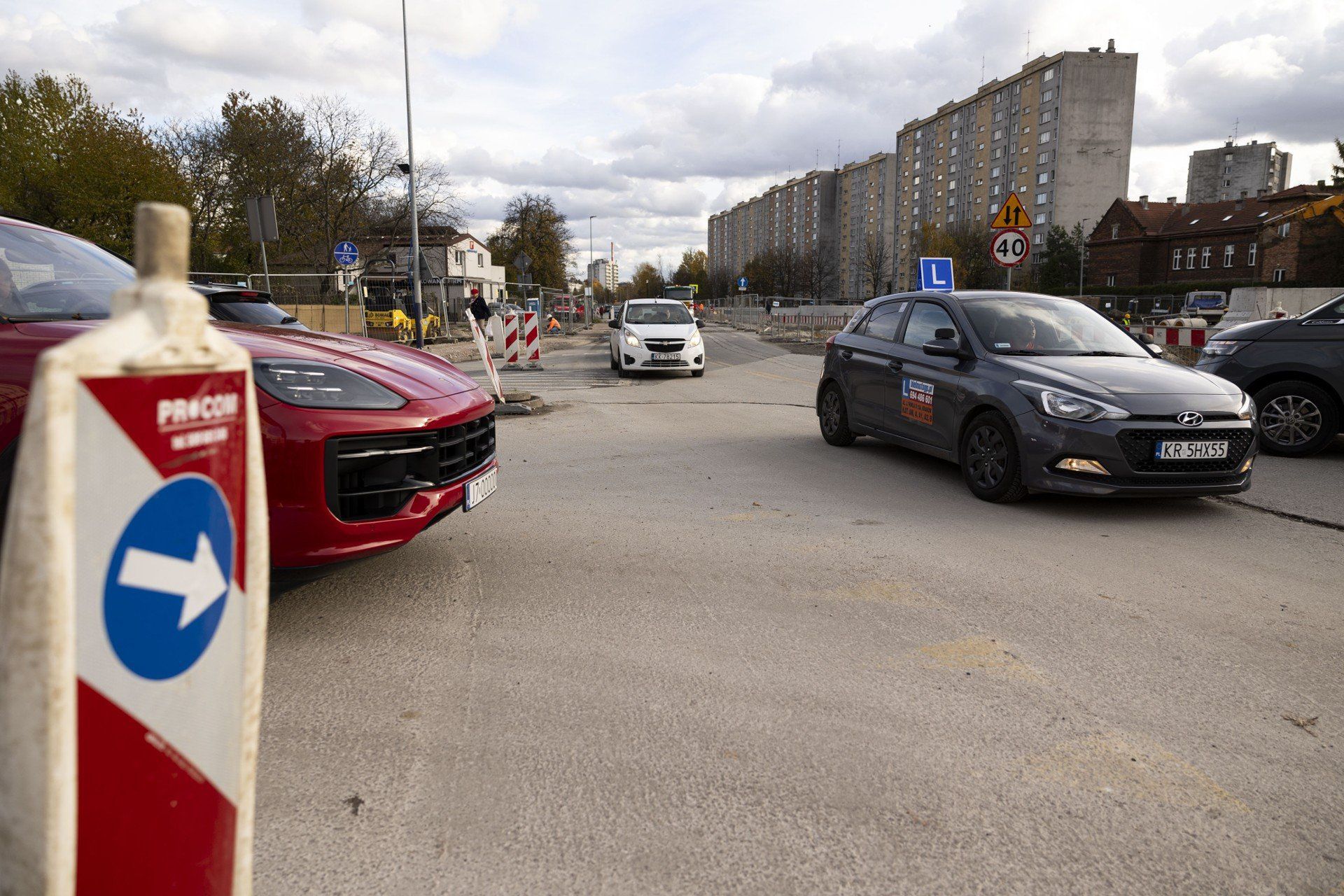 Przejazd przez teren budowy linii tramwajowej do Mistrzejowic w Krakowie