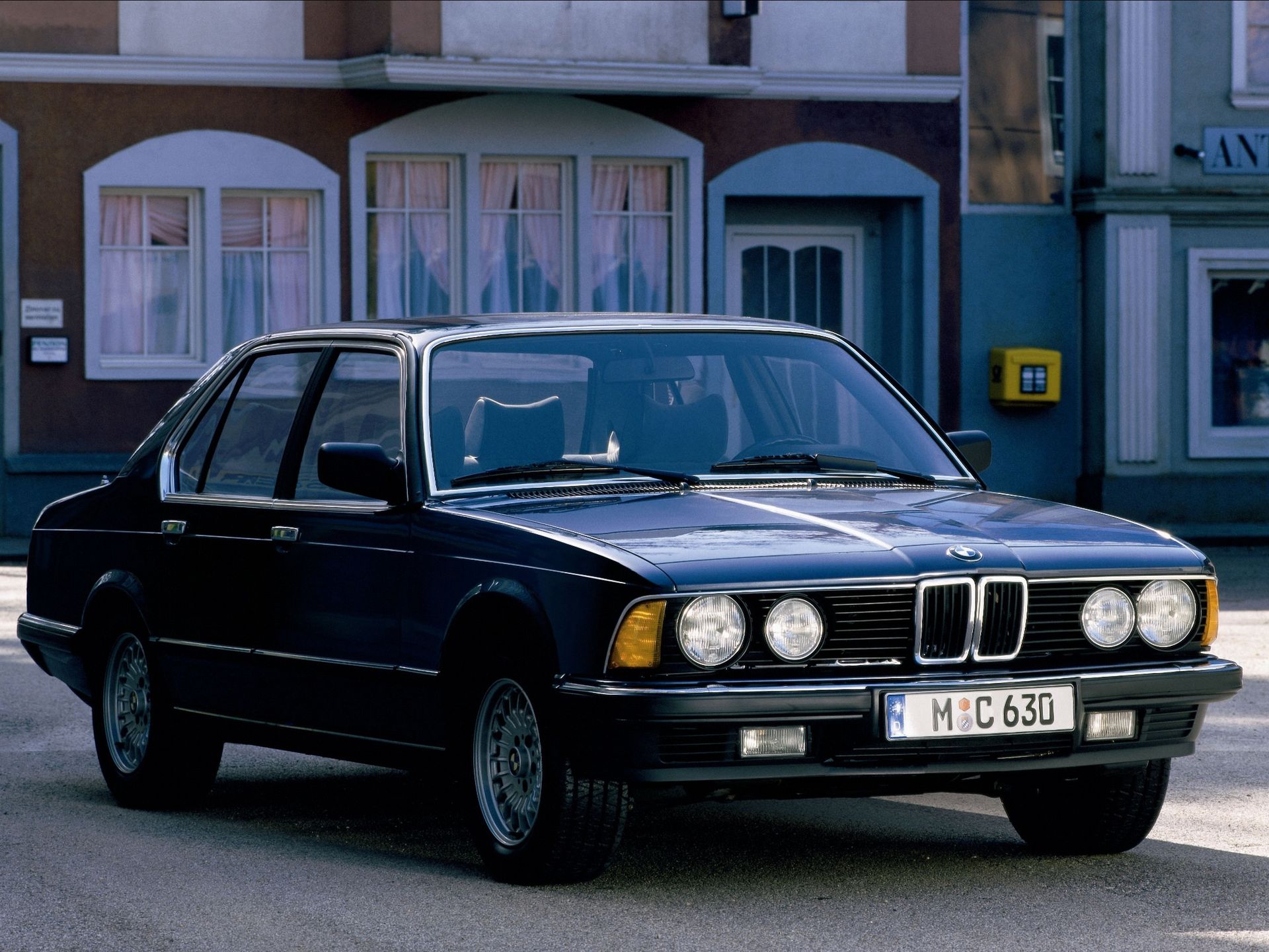Wspomniane już BMW 745i zostało przedstawione w 1979 roku. Pod maską pracował motor o oznaczeniu M102. W rzeczywistości była to wariacja na temat silnika M30. 3,2-litrowa jednostka rozwijała ponad 250 KM za sprawą turbosprężarki KKK.