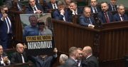 Sceny w Sejmie. Posłowie PiS wnieśli transparenty