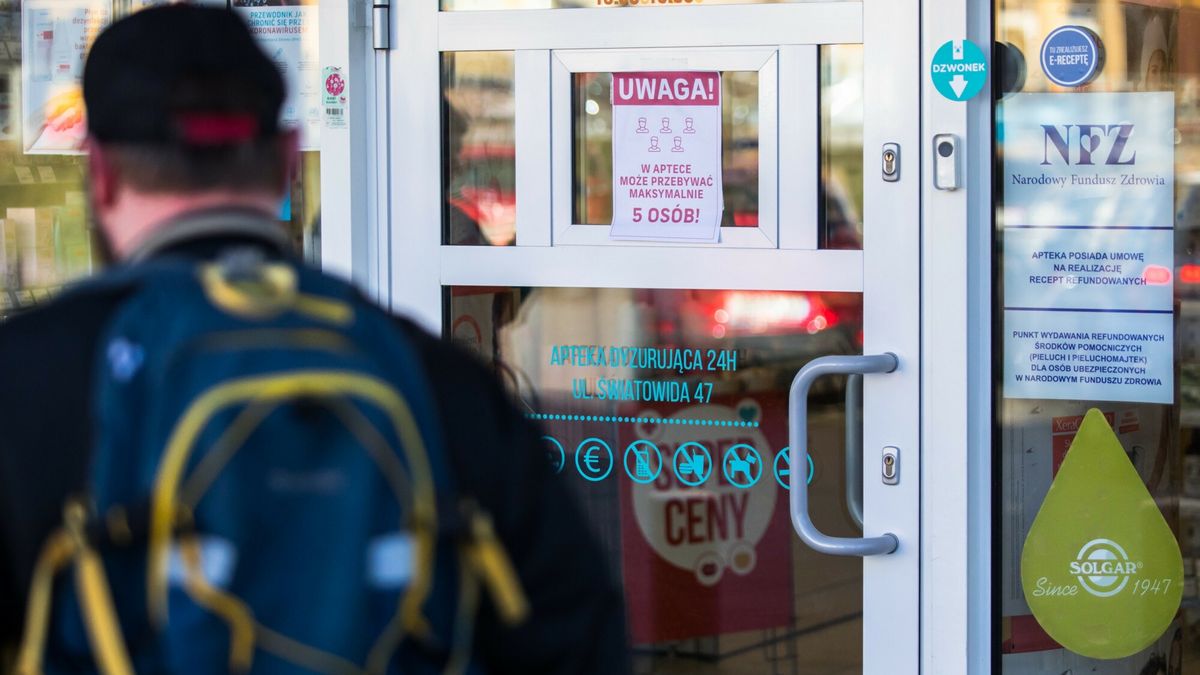 reporter9_baza13.03.2020 Warszawa Bialoleka Ulica Swiatowida Apteka Informacja o mozliwosci przebywania w aptece pieciu osob w zwiazku z epidemia koronawirusa fot. Adam Burakowski/REPORTERAdam Burakowski/REPORTER