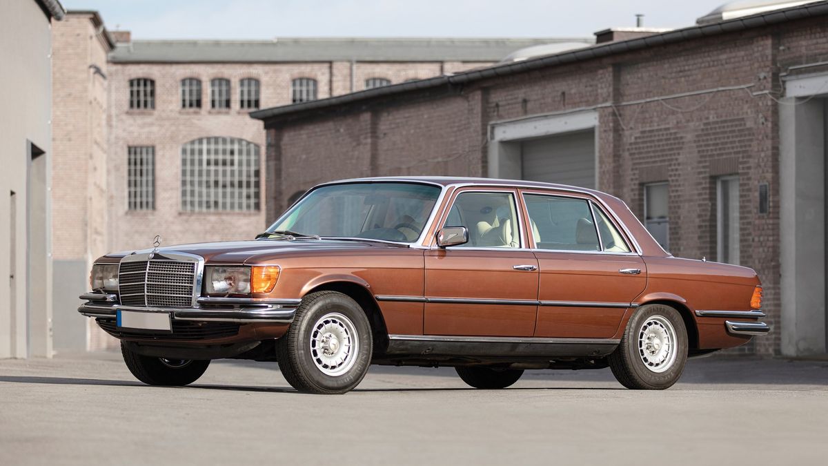 Mercedes W116 w topowej wersji jest dziś łakomym kąskiem dla kolekcjonerów