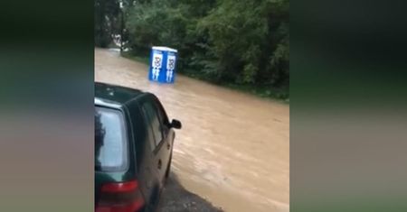 Pogoda i burze nad Polską. Nawałnica porwała wiejską toaletę