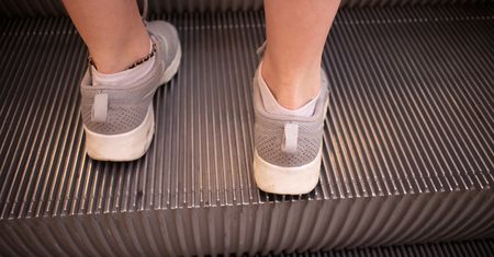Zwróć uwagę na nogi. Ten sygnał może ostrzegać o problemach mózgu