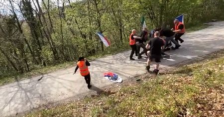 Kibice rozpętali bójkę na trasie rajdu WRC. Pędził na nich samochód