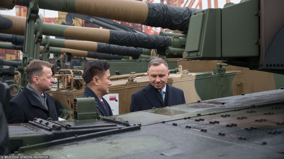 Pierwszy transport koreańskiego sprzętu wojskowego dla Polski w Gdyni.