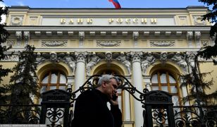 Rosja wyprzedaje złoto, by ratować rubla. Rezerwy topnieją