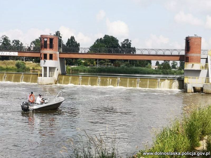 Wrocław. O krok od tragedii na Odrze. Pijany chciał wskoczyć do wody