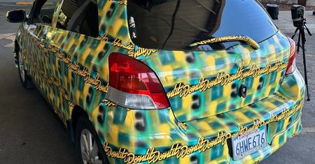 "Niewidzialna" Toyota Yaris. Pomalowali ją tak, że AI nie potrafiło jej rozpoznać