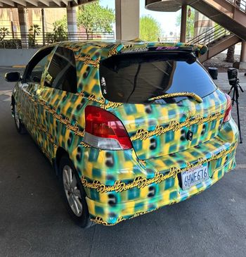 "Niewidzialna" Toyota Yaris. Pomalowali ją tak, że AI nie potrafiło jej rozpoznać