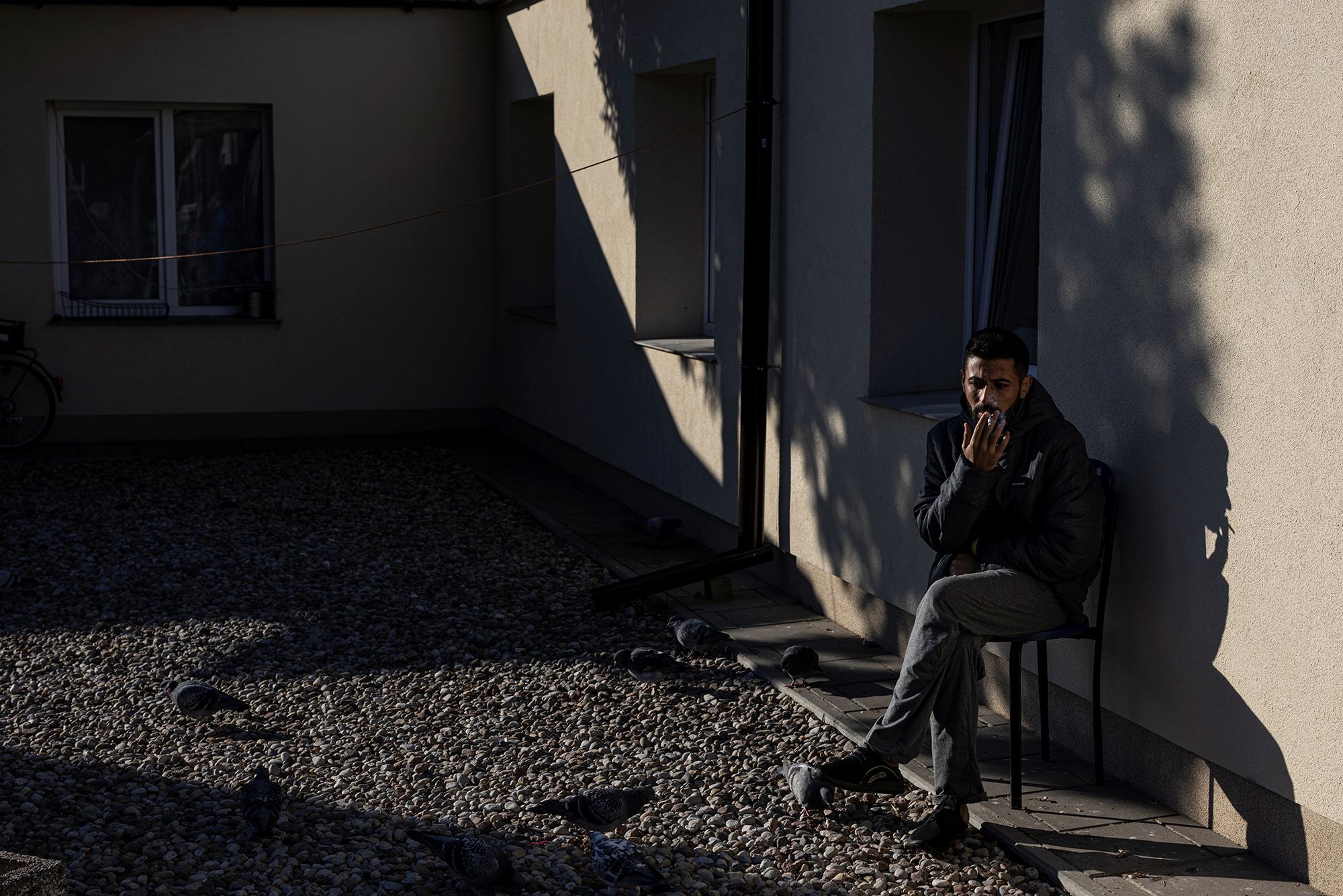 Migranci w białostockim ośrodku. Odwiedził ich fotograf agencji Reutera 6