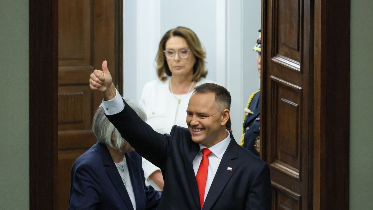 Warszawa, 06.08.2025. Uroczystość zaprzysiężenia Prezydenta RP Karola Nawrockiego przed Zgromadzeniem Narodowym. Prezydent RP Karol Nawrocki wychodzi z sali posiedzień Sejmu w Warszawie, 6 bm. Karol Nawrocki, dotychczasowy prezes IPN, został zaprzysiężony na Prezydenta Rzeczypospolitej Polskiej. Podczas Zgromadzenia Narodowego następca Andrzeja Dudy złożył przysięgę prezydencką, po której formalnie objął urząd głowy państwa. (mr) PAP/Paweł Supernak