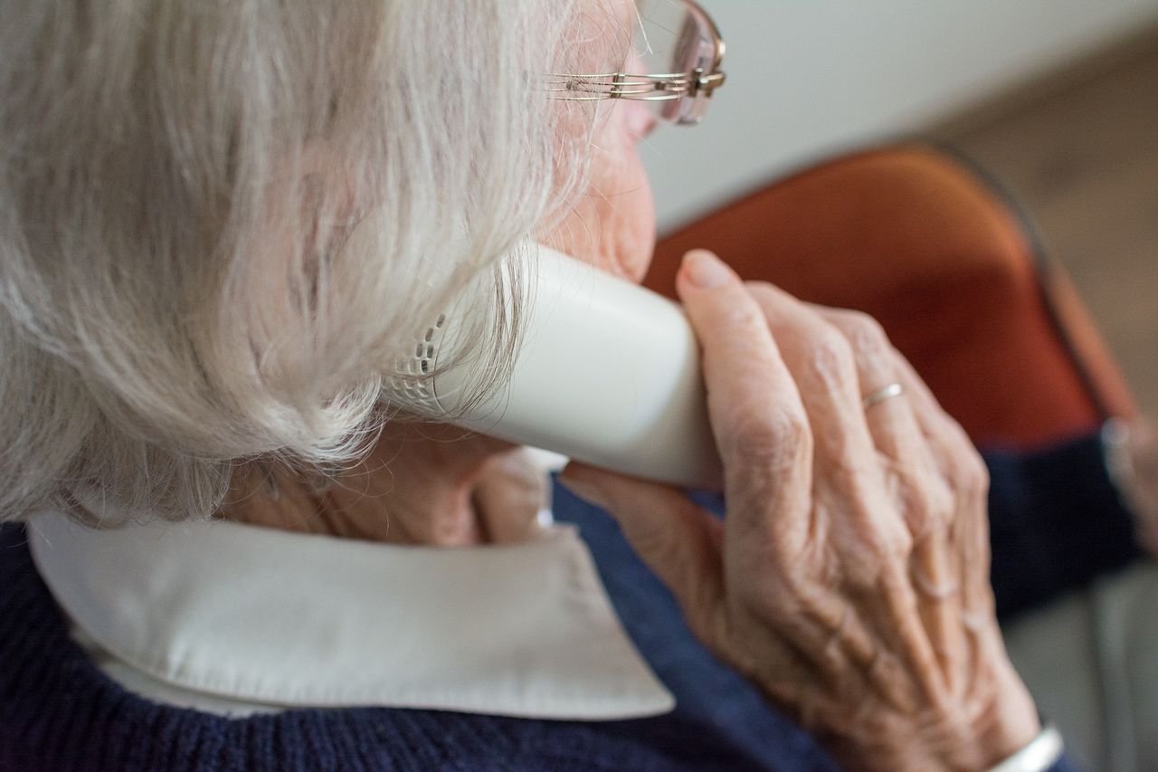 Tysiące seniorów zalega z opłatami za telefon. W długi często wpędza ich dzwonienie do wnuków za granicą