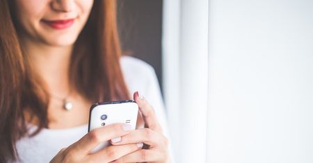 Wychodzisz z domu i wyłączasz internet w telefonie? Nie musisz tego robić, ale…