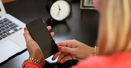 Oszustwo na "dopłatę złotówki" wraca. Tym razem złodzieje podają się za kurierów