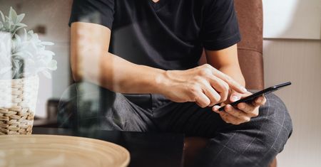 Znalazła jego telefon. Po tym, co zobaczyła, nie wierzy w żadną wymówkę