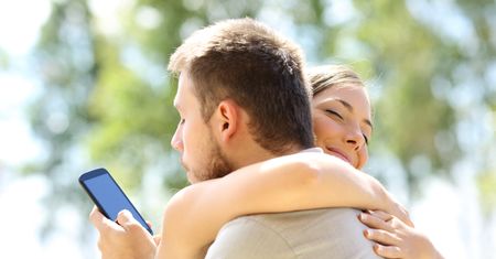 Ciągle sprawdzasz telefon? To źle wróży twojemu związkowi
