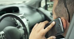 Kiedy używanie telefonu w samochodzie jest dozwolone?