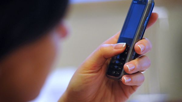 17-latka wpadła przez komórkę