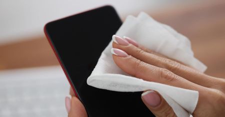 Czym czyścić ekran telefonu? Tak usuniesz z niego drobne rysy