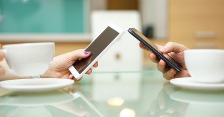 Telefon bez baterii. Taka jest przyszłość