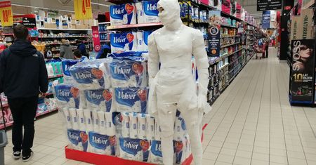 Manekin owinięty w papier toaletowy. "Najgłupsza reklama, jaką widziałem"