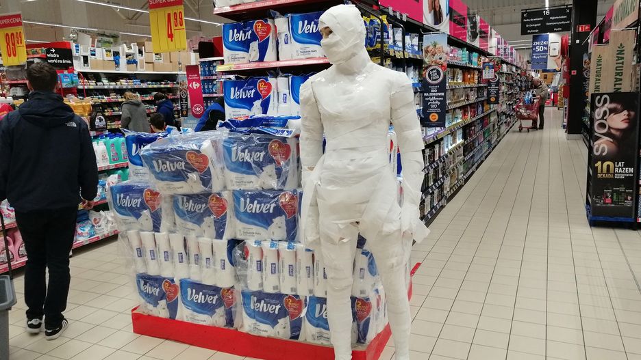 Carrefour w Szczecinie. Ktoś owinął manekina papierem toaletowym.