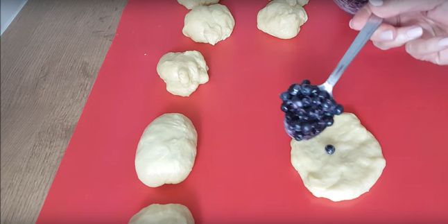 Przygotowanie jagodzianek - Pyszności; Foto kadr z materiału na kanale YouTube Słodki Blog