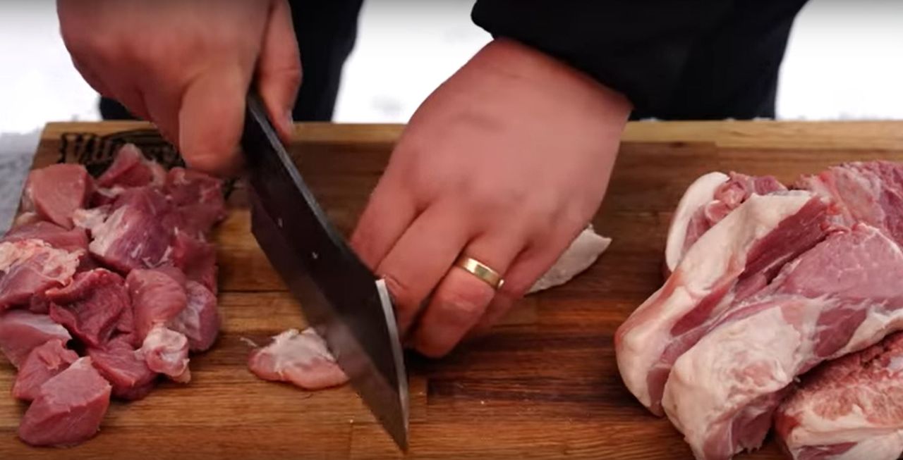 Krojenie mięsa na gulasz - Pyszności; Foto: kadr z materiału na kanale YouTube KuchniaKwasiora KK
