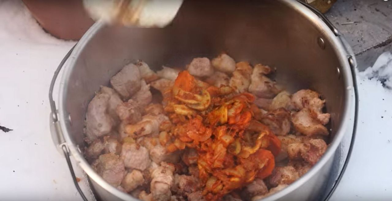 Gotowanie gulaszu - Pyszności; Foto: kadr z materiału na kanale YouTube KuchniaKwasiora KK